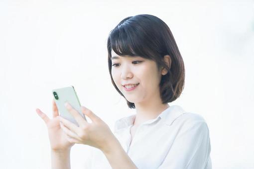 スマホを持つ女性