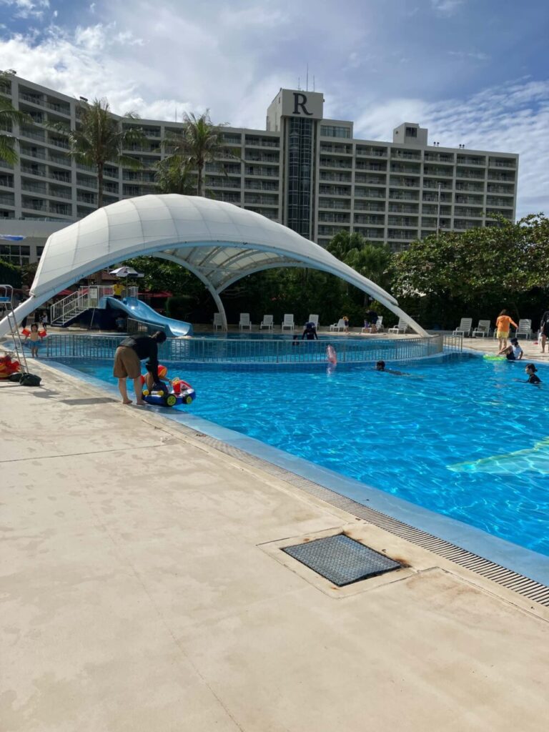 ルネッサンスリゾートオキナワ　屋内プール