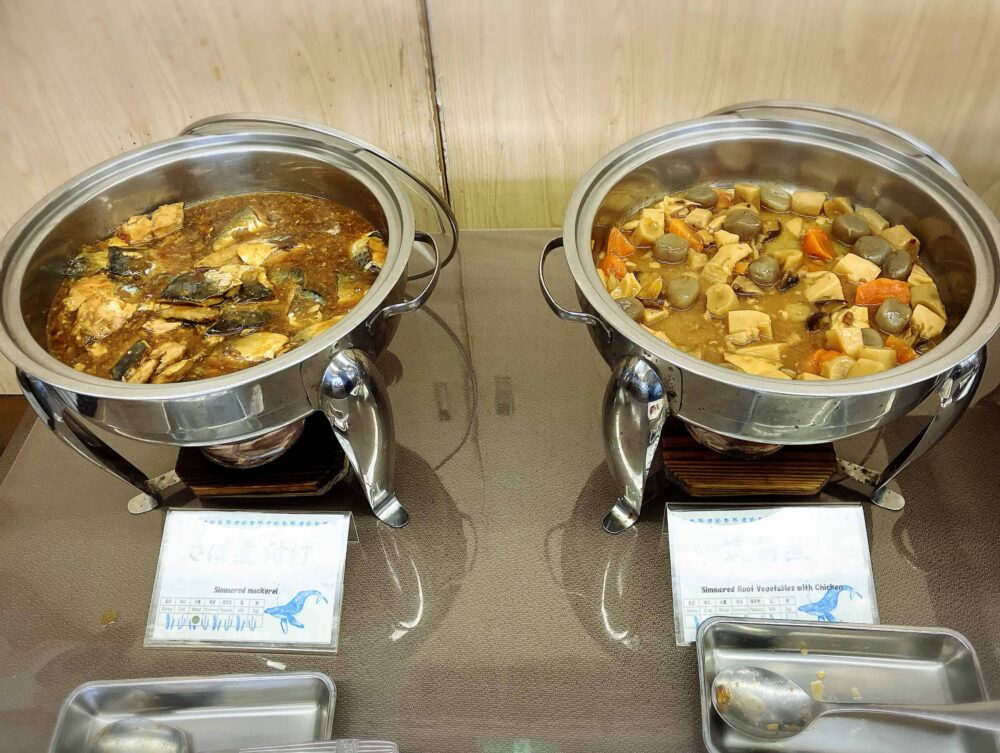 セタスロイヤル朝食筑前煮、さば味噌煮