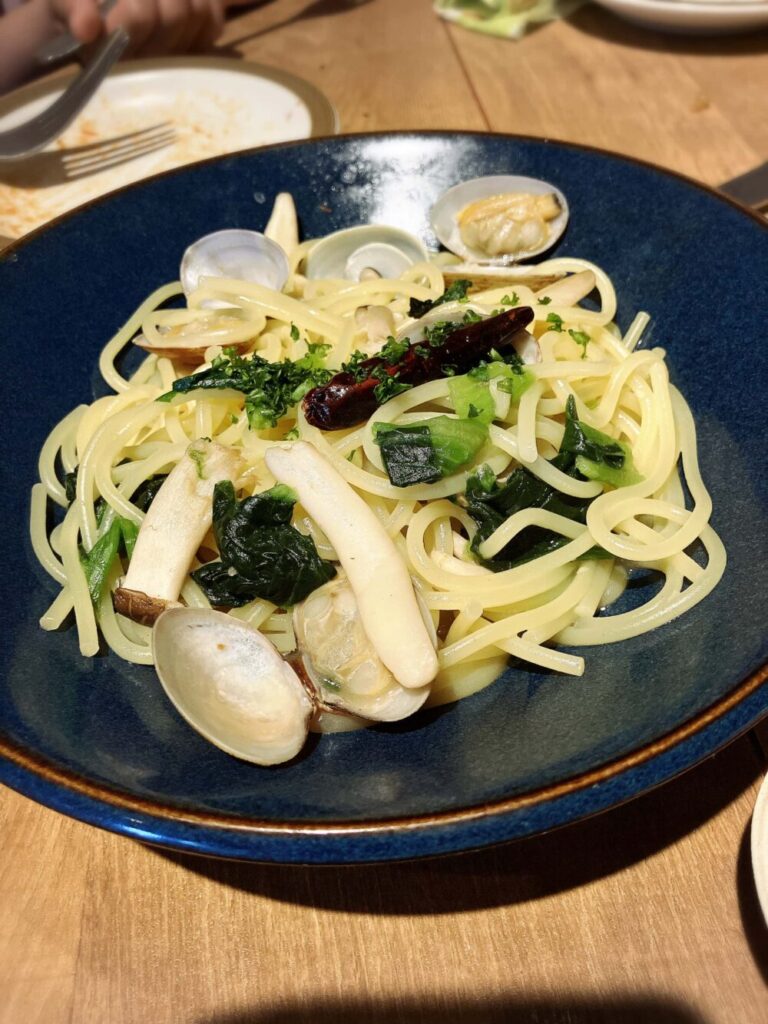 アサリとキノコ、ほうれん草のペペロンチーノ