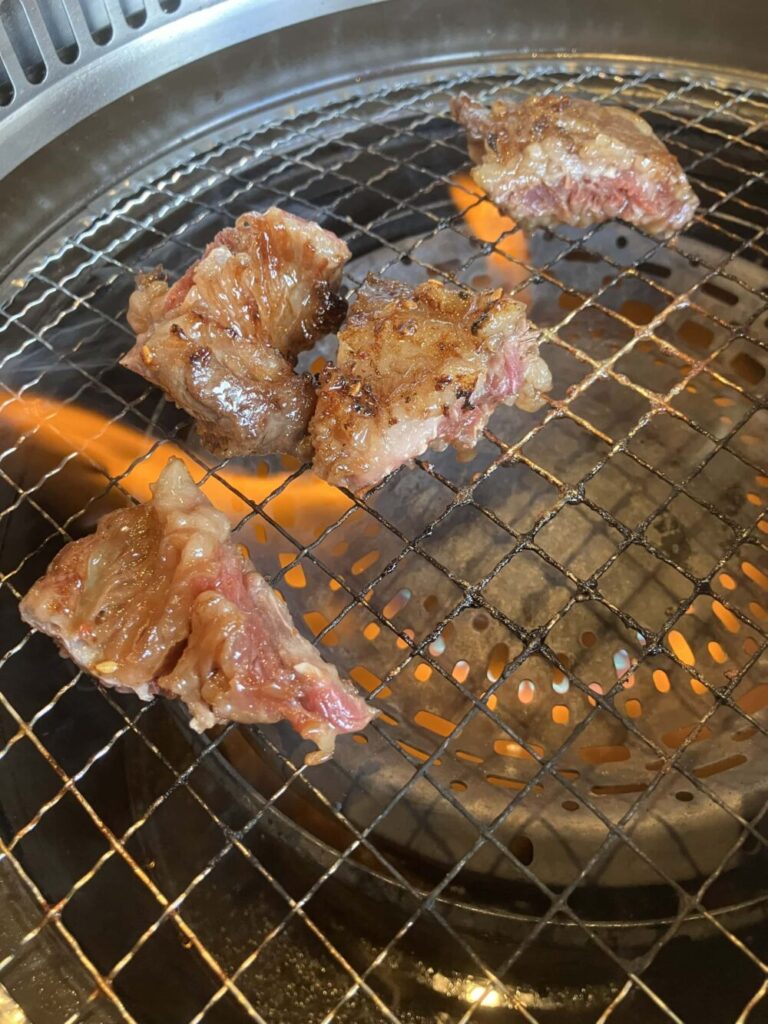 【名物】 超極厚ハラミ ~ガリバタ醤油~焼く様子