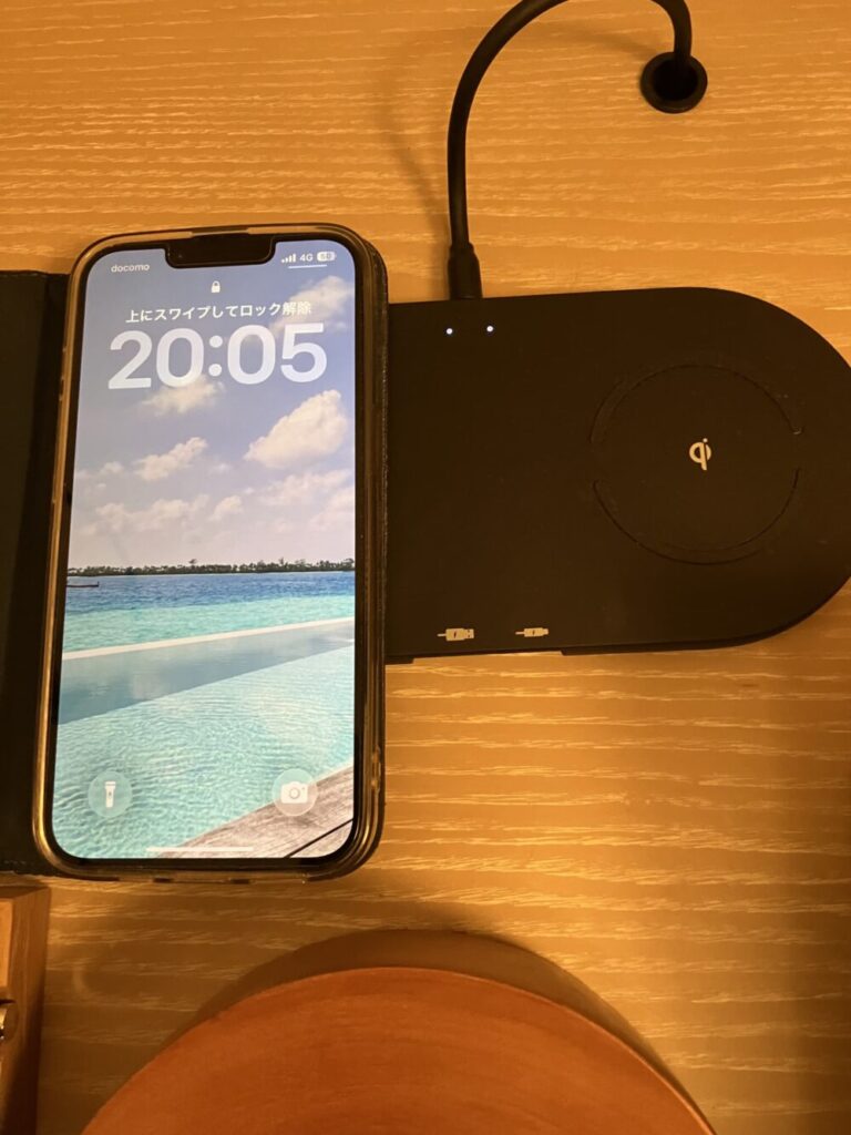 ジュニアスイートの客室、スマホの充電