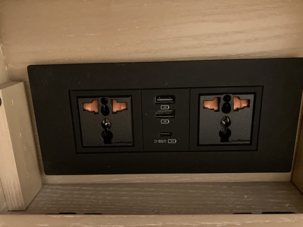 ジュニアスイートの客室、電源