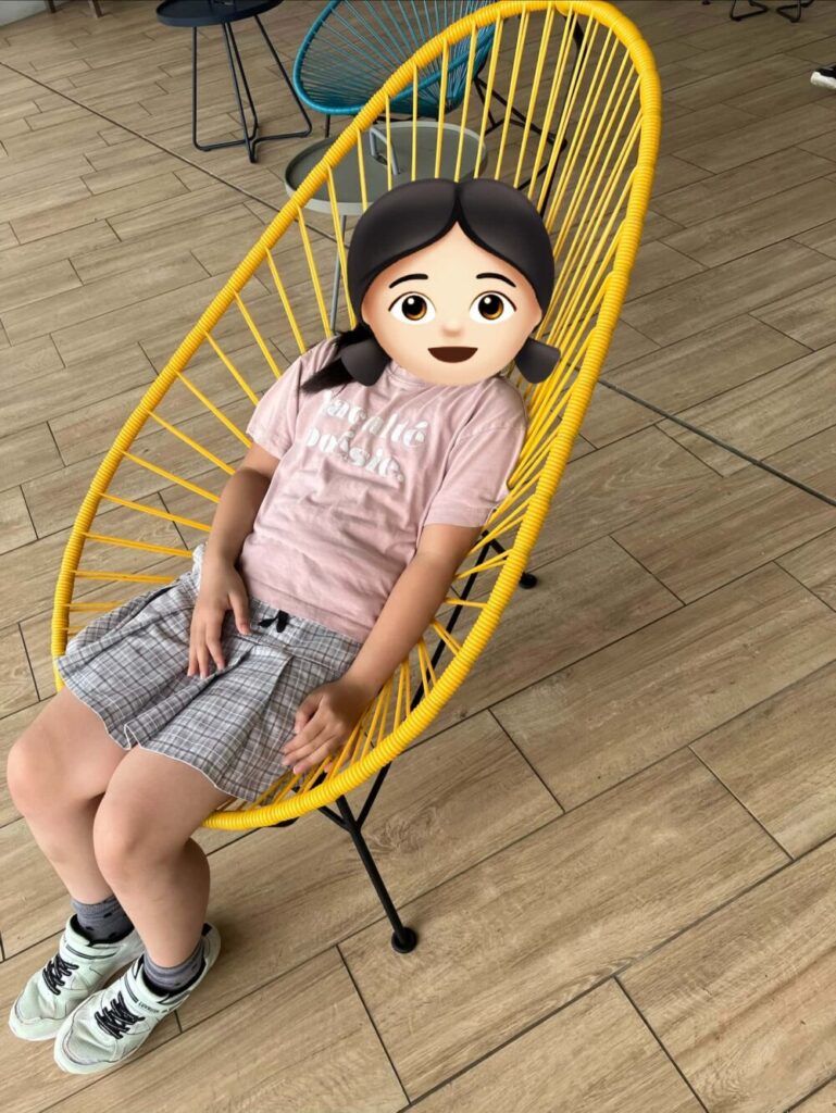 子どもが椅子で休む写真