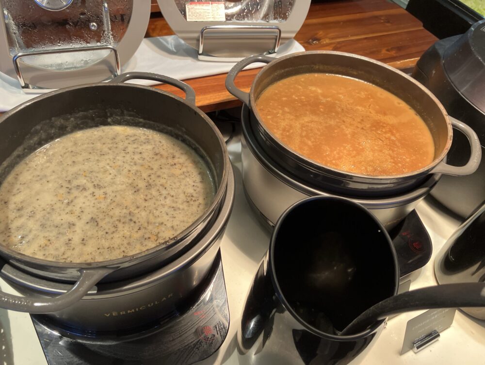 オリオンモトブ朝食ビュッフェのマッシュルームスープとカレー